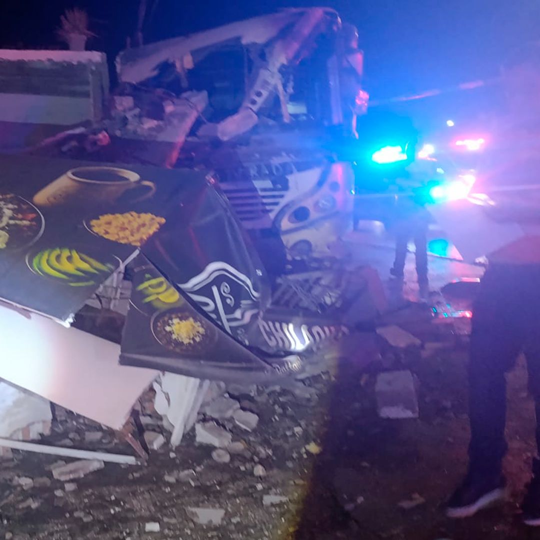 Camión de ruta Dorada choca contra puesto de comida en Torreón, Coahuila